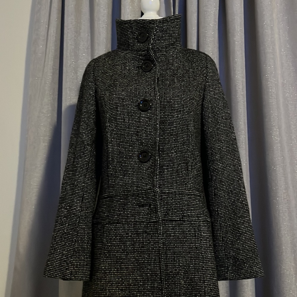 H&M Vintage trenchcoat they don’t make them like this anymore. Size 6 / 36